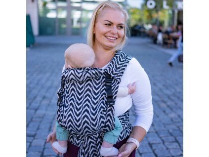 Moisha HuGo Heart Affair Selene novorozenecke nositko1